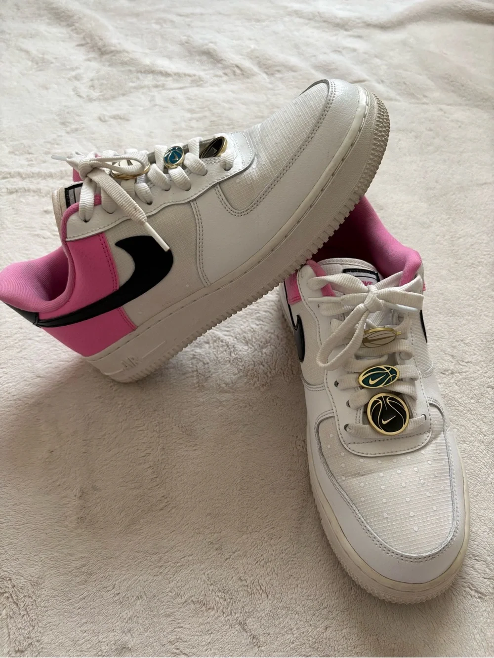 Nike white low
